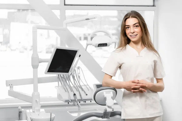 Portrait Dentiste Féminine Elle Tient Son Bureau Elle Beau Sourire — Photo