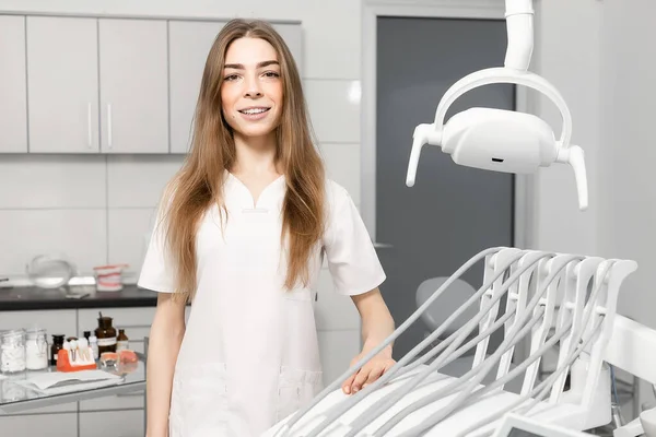 Portrait Dentiste Féminine Elle Tient Son Bureau Elle Beau Sourire — Photo