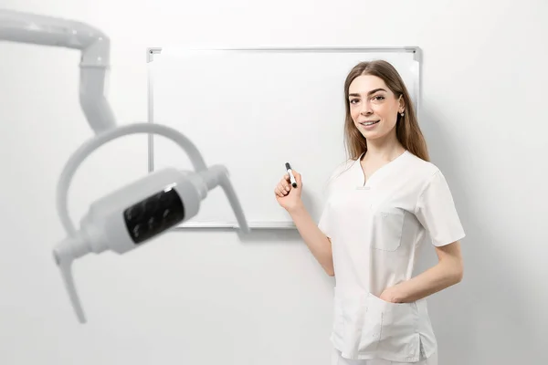 Jeune Femme Médecin Debout Devant Tableau Blanc — Photo