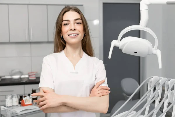 Portrait Dentiste Féminine Elle Tient Son Bureau Elle Beau Sourire — Photo
