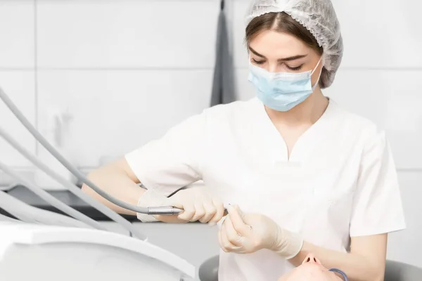 Dentiste Femme Examine Les Dents Patient Dans Chaise Des Dentistes — Photo