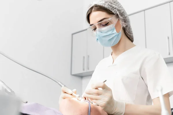 Dentiste Femme Examine Les Dents Patient Dans Chaise Des Dentistes — Photo