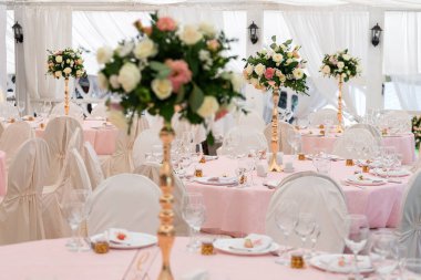 Düğün partisi için çok güzel bir dekor. Çiçek, çeşitli lüks cam ve mum tasarımları. Seçici odaklanma. Muhteşem düğün sandalyesi ve açık havada güzel bir akşam yemeği için sofra hazırlamak muhteşem bir düğün sandalyesi ve açık havada güzel bir yemek için sofra hazırlamak.