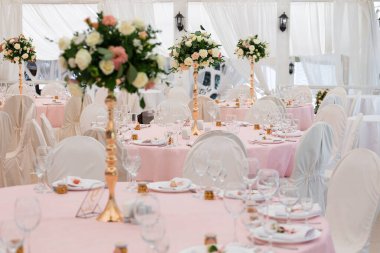 Düğün partisi için çok güzel bir dekor. Çiçek, çeşitli lüks cam ve mum tasarımları. Seçici odaklanma. Muhteşem düğün sandalyesi ve açık havada güzel bir akşam yemeği için sofra hazırlamak muhteşem bir düğün sandalyesi ve açık havada güzel bir yemek için sofra hazırlamak.