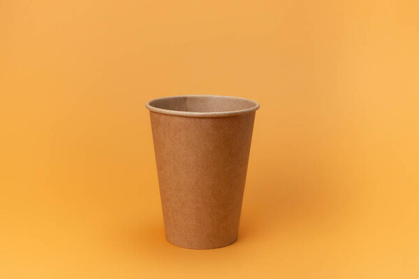 картонная одноразовая чашка для кофе изолированы на бежевом фоне
