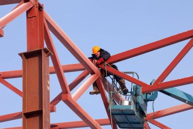 Genç İnşaatçı metal yapılar monte ediyor