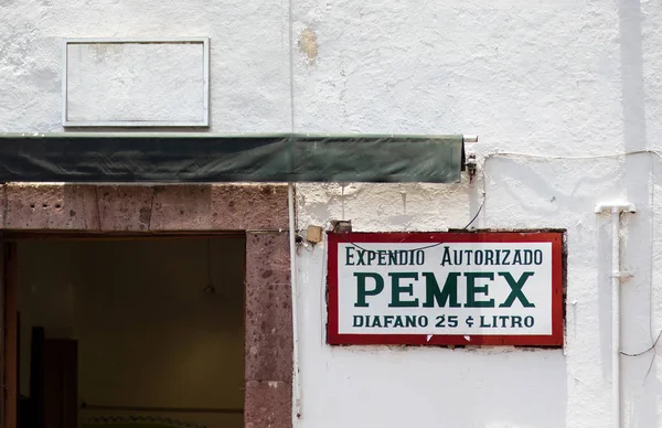Pemex Vintage sokak işareti, 1930 yılında San Miguel de Allende yaklaşık. Okunma: Yetkili satış. 25 c litre.