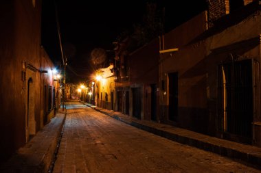 Geceleri sokakta tarihi kent San Miguel de Allende, Guanajuato, Meksika