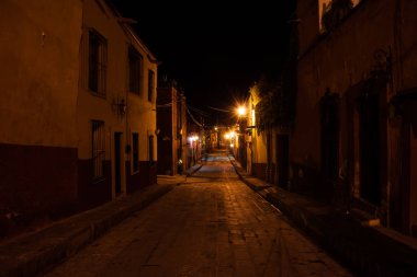 Geceleri sokakta tarihi kent San Miguel de Allende, Guanajuato, Meksika