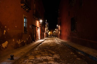 Geceleri sokakta tarihi kent San Miguel de Allende, Guanajuato, Meksika