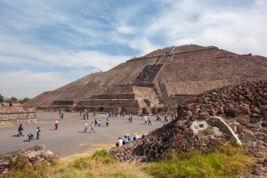 Mexico City yakınındaki Teotihuacan piramitler. Piramit güneş.