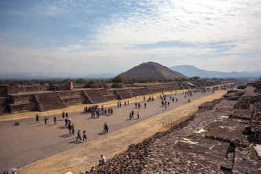 Mexico City yakınındaki Teotihuacan piramitler. Ölü ve Moon piramit.