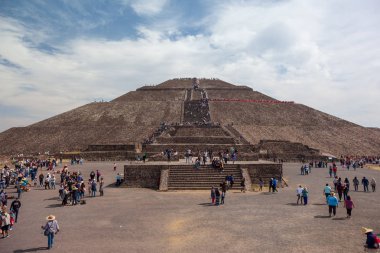 San Juan Teotihuacan, Meksika - 26 Aralık 2018: etkileyici Teotihuacan Vadisi Meksika City, San Juan Teotihuacan, Meksika yakınındaki gelen turist.