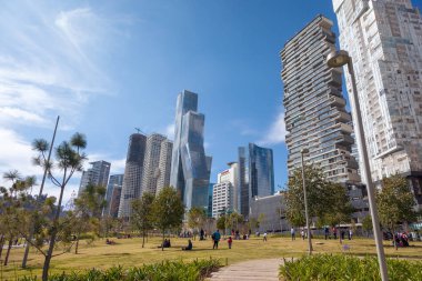 Mexico City, Meksika - Aralık, 27, 2018: La Mexicana Park modern ve güzel gökdelenler üzerinde Santa Fe, Mexico City'nın büyük iş merkezleri ile.