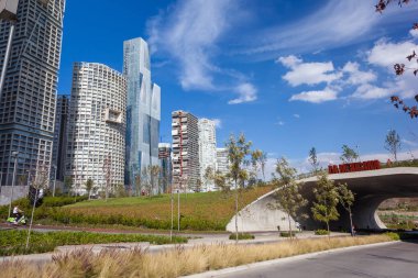 Mexico City, Meksika - Aralık, 27, 2018: La Mexicana Park modern ve güzel gökdelenler üzerinde Santa Fe, Mexico City'nın büyük iş merkezleri ile.