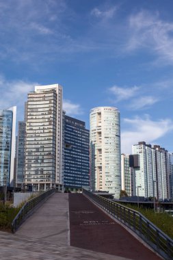 Mexico City, Meksika - Aralık, 27, 2018: La Mexicana Park modern ve güzel gökdelenler üzerinde Santa Fe, Mexico City'nın büyük iş merkezleri ile.
