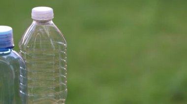 Evcil Hayvan (Pete polietilen tereftalat) su şişesi. Sığ derinlik-in tarla. Güzel bokeh.