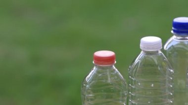 Evcil Hayvan (Pete polietilen tereftalat) su şişesi. Sığ derinlik-in tarla. Güzel bokeh.