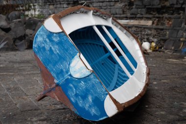 eski mavi bir tekne