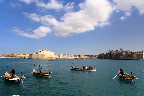 Táxis aquáticos no porto de La Valletta em Malta . — Fotografia de Stock