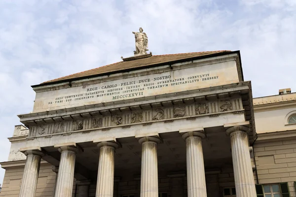 Estátua de Giuseppe Garibaldi e Teatro de Ópera — Fotografia de Stock