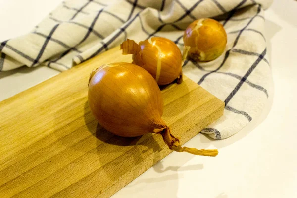 Büyük bir soğan bütünü ve ahşap bir masada kesilmiş soğuk algınlığına karşı sebze kavramı, yatay, yakın plan, kopyalama alanı.