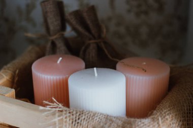 Çuval bezinde yanan üç mum ve eski tahta tahtalar. Üst görünüm.