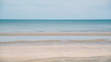 Yaz günü beyaz kum kıyı Tayland ile pastoral tropikal plaj.