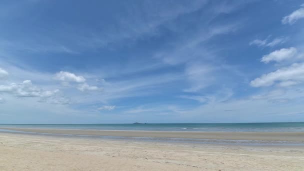 Idylliczne Tropikalnej Plaży Białego Piasku Brzegu Letni Dzień Tajlandii — Wideo stockowe