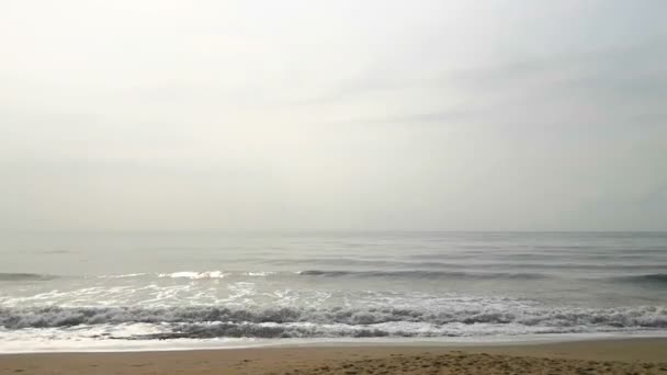 Onda Oceânica Com Costa Areia Branca Dia Verão Tailândia — Vídeo de Stock