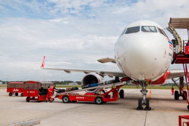 Koh Samui Adası, Tayland - 23 Haziran 2017: Airasia uçağın içinde Samui Uluslararası Havaalanı