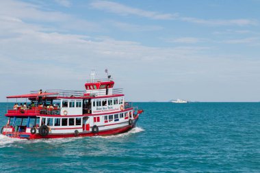 Surat Tayland, Tayland - 24 Haziran 2017: Ahşap bir feribot Koh Samed Island, Tayland turist taşıyan.