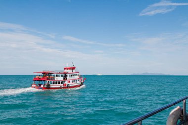 Surat Tayland, Tayland - 24 Haziran 2017: Ahşap bir feribot Koh Samed Island, Tayland turist taşıyan.
