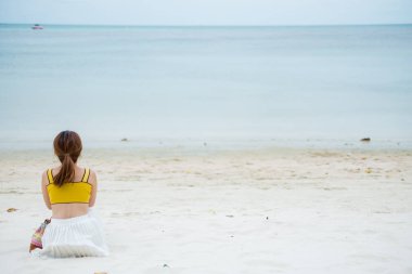 genç kadın tropik sahilde rahatlatıcı