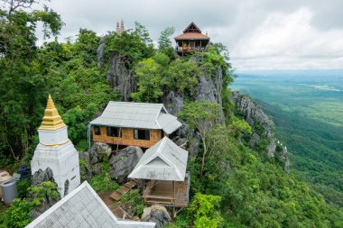 Chalermprakiat Tapınağı güzel Tay Tapınak, tapınak Lampang, Thailand, dağın zirvesinde
