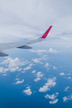 cloudscape ve mavi gökyüzü üzerinde uçak Kanat 