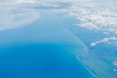 Bulutlar, uçak penceresinden bir görünüm