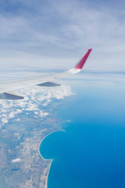 cloudscape ve mavi gökyüzü üzerinde uçak Kanat 