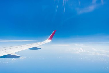 cloudscape ve mavi gökyüzü üzerinde uçak Kanat 