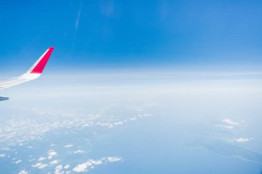 cloudscape ve mavi gökyüzü üzerinde uçak Kanat 