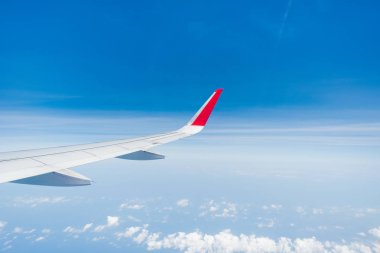 cloudscape ve mavi gökyüzü üzerinde uçak Kanat 