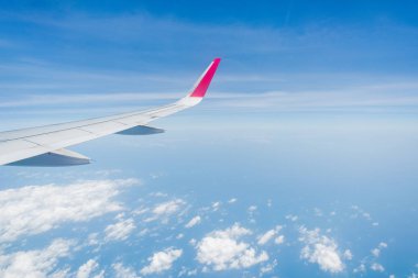 cloudscape ve mavi gökyüzü üzerinde uçak Kanat 
