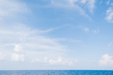 Maldivler Sakin Deniz ve Mavi Gökyüzü Arka Plan