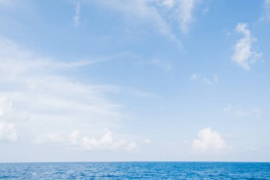 Maldivler Sakin Deniz ve Mavi Gökyüzü Arka Plan