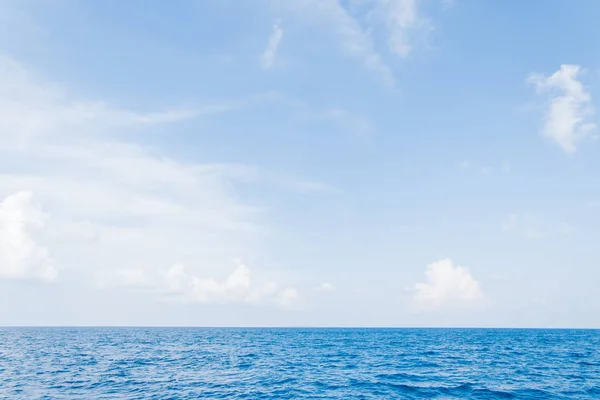 Maldivler Sakin Deniz ve Mavi Gökyüzü Arka Plan