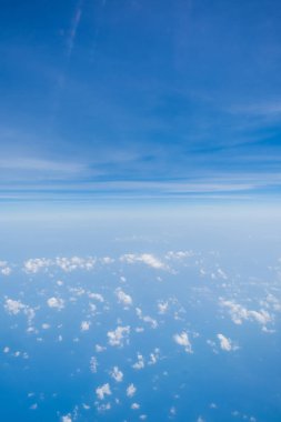 Bulutlar, uçak penceresinden bir görünüm