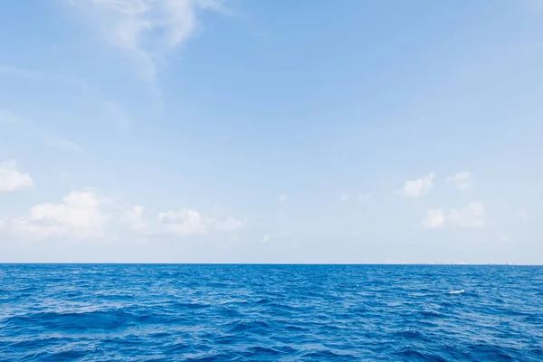 Maldivler Sakin Deniz ve Mavi Gökyüzü Arka Plan