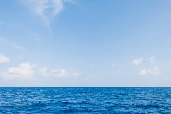 Спокойное море и голубое небо фон на Мальдивах Лицензионные Стоковые Фото