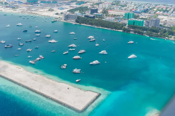 Пейзаж над голубым океаном из окна самолета Мальдивские острова — стоковое фото
