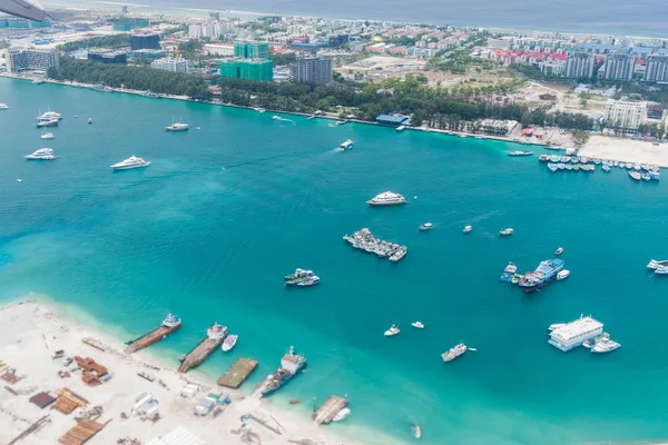 Uçak penceresinden mavi okyanus üzerinde Sahne Maldivler islan